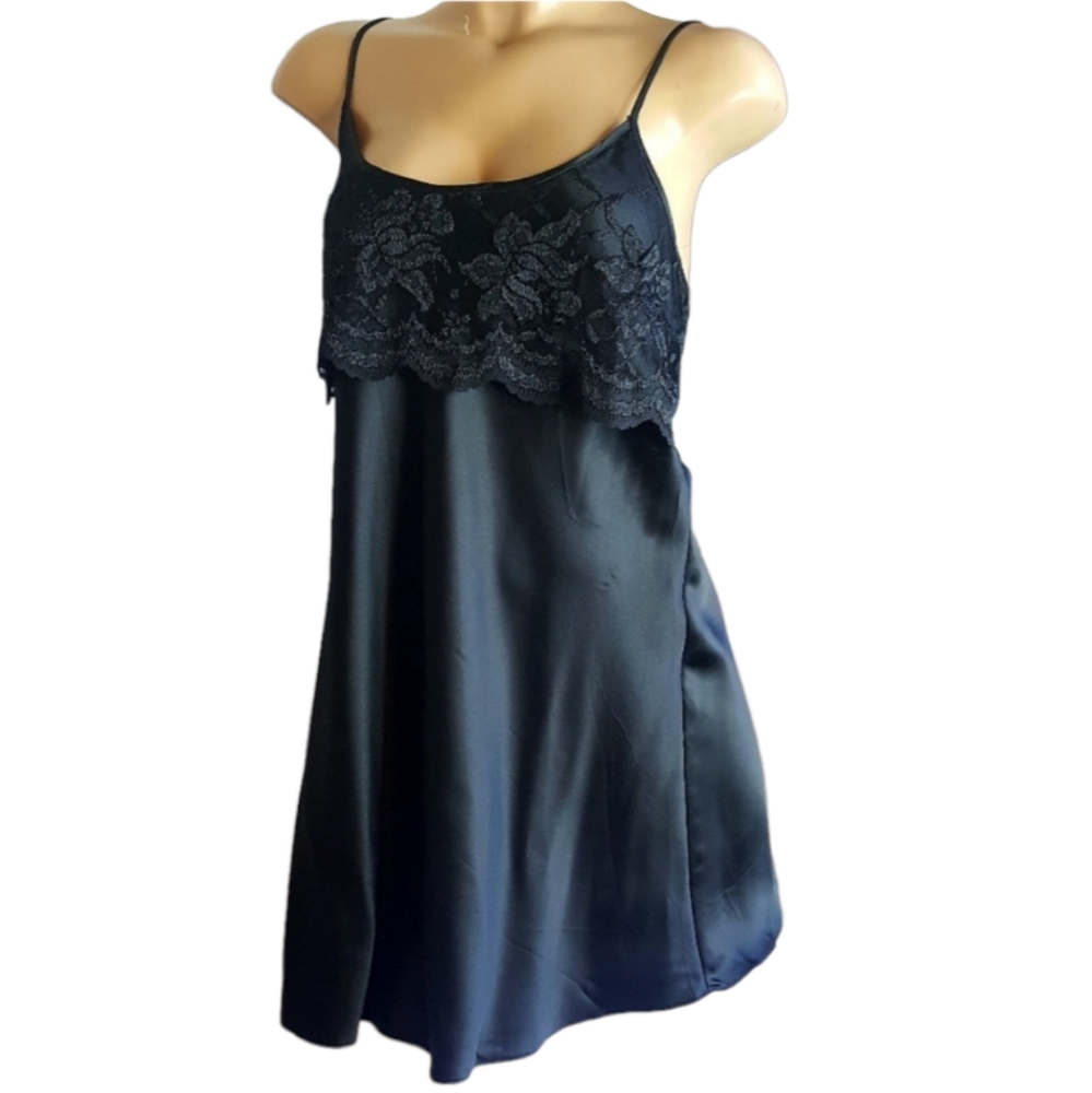 🍬Private luxuries black silky lace chemise size S